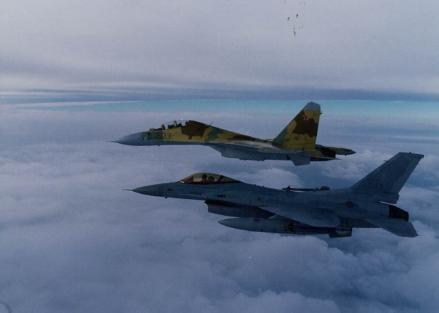 Su-30_F-16_16ou9.jpg