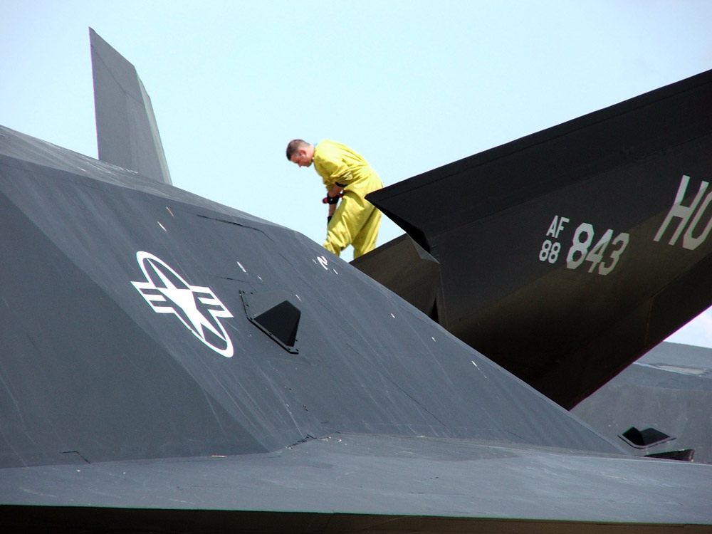 Lockheed_F-117NighthawkV-tail.jpg